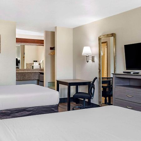 Econo Lodge Portland Airport Экстерьер фото