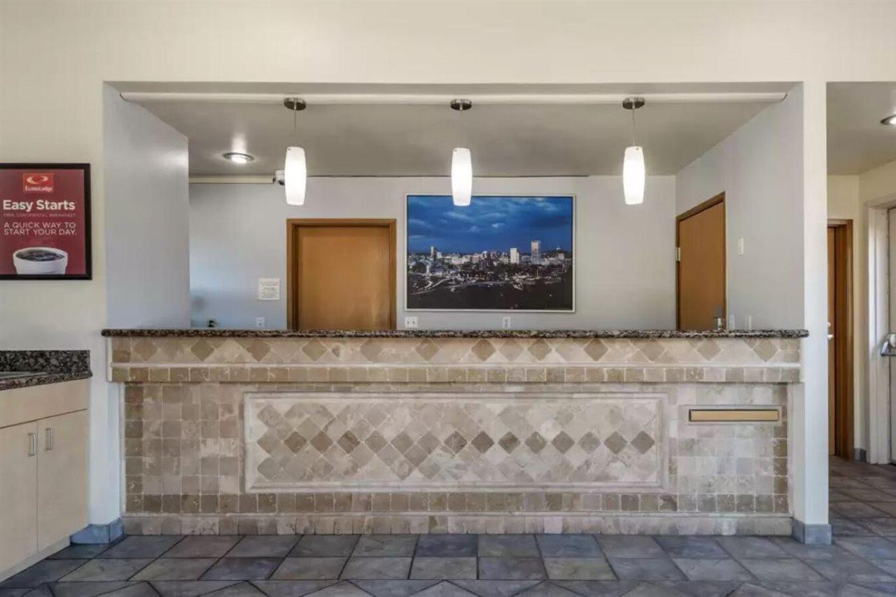 Econo Lodge Portland Airport Экстерьер фото