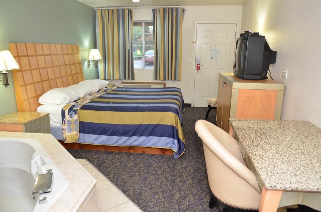 Econo Lodge Portland Airport Экстерьер фото