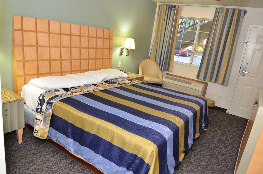 Econo Lodge Portland Airport Экстерьер фото