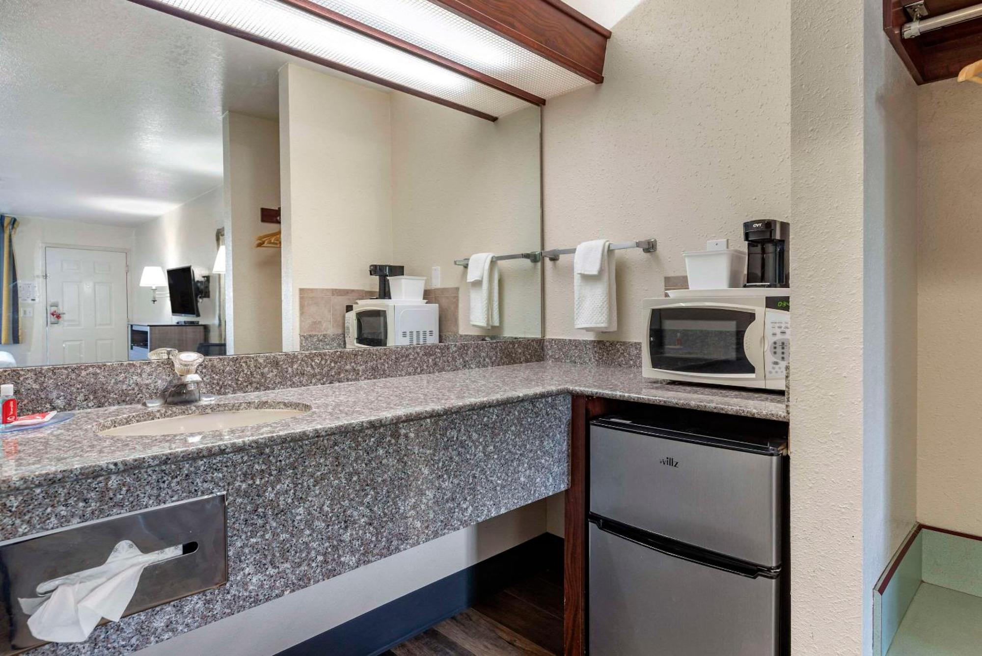 Econo Lodge Portland Airport Экстерьер фото