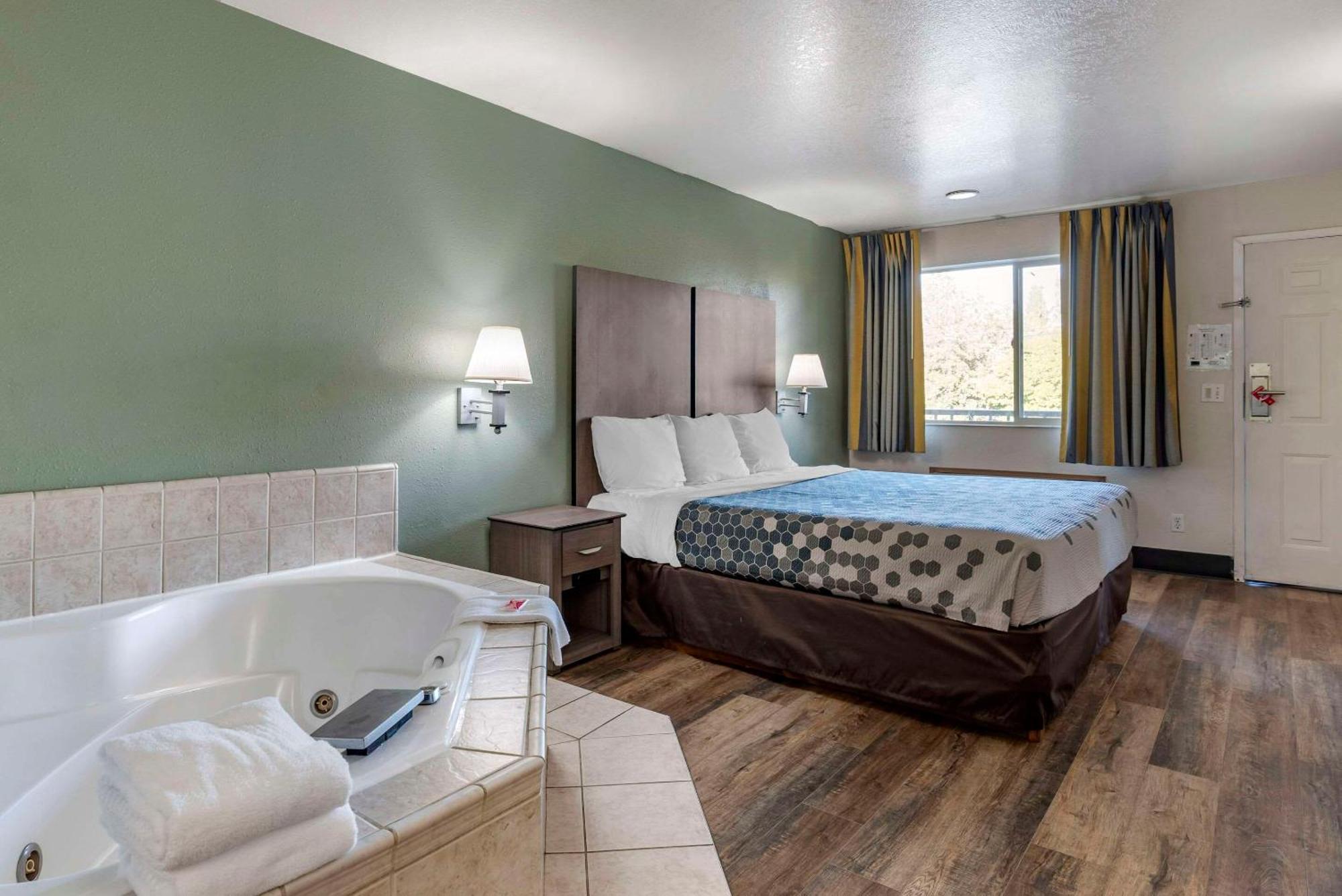 Econo Lodge Portland Airport Экстерьер фото