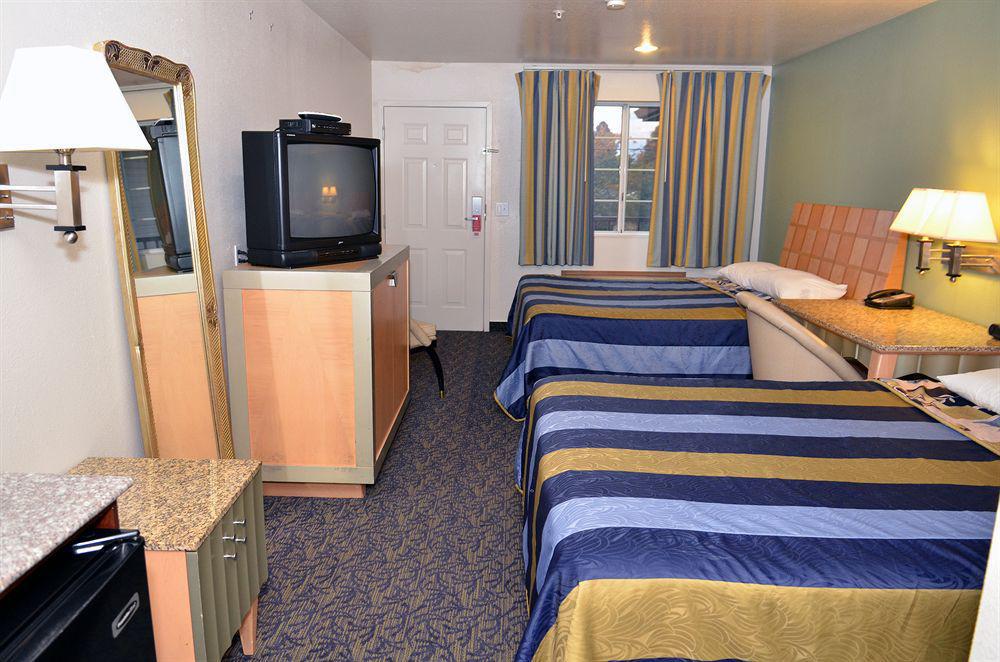 Econo Lodge Portland Airport Экстерьер фото